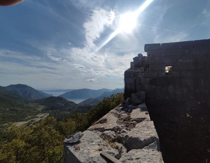 Tvrđava UNTER pogled na Boku Kotorsku